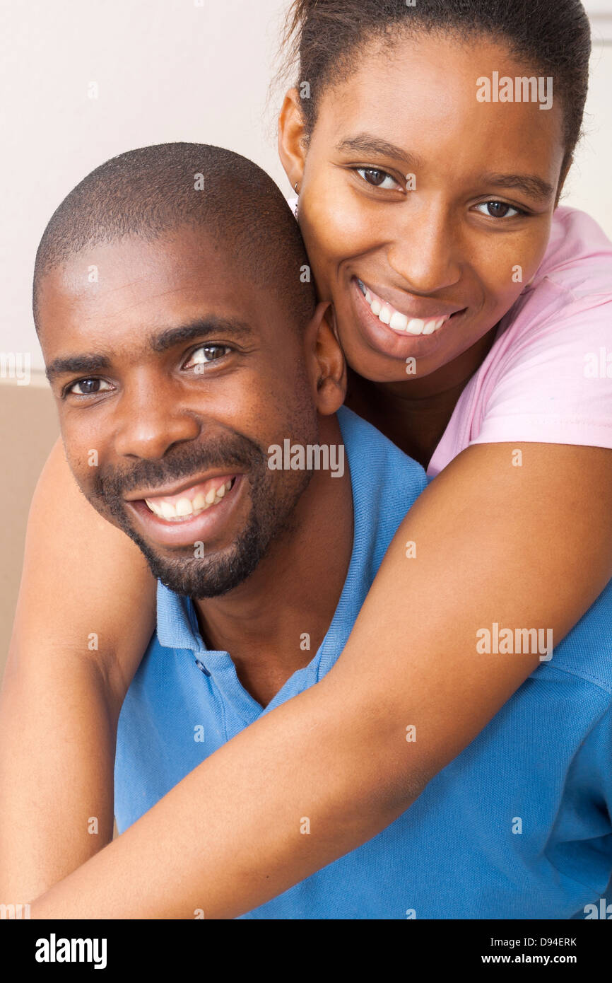 Afrikanische amerikanische Brautpaar Huckepack Stockfoto