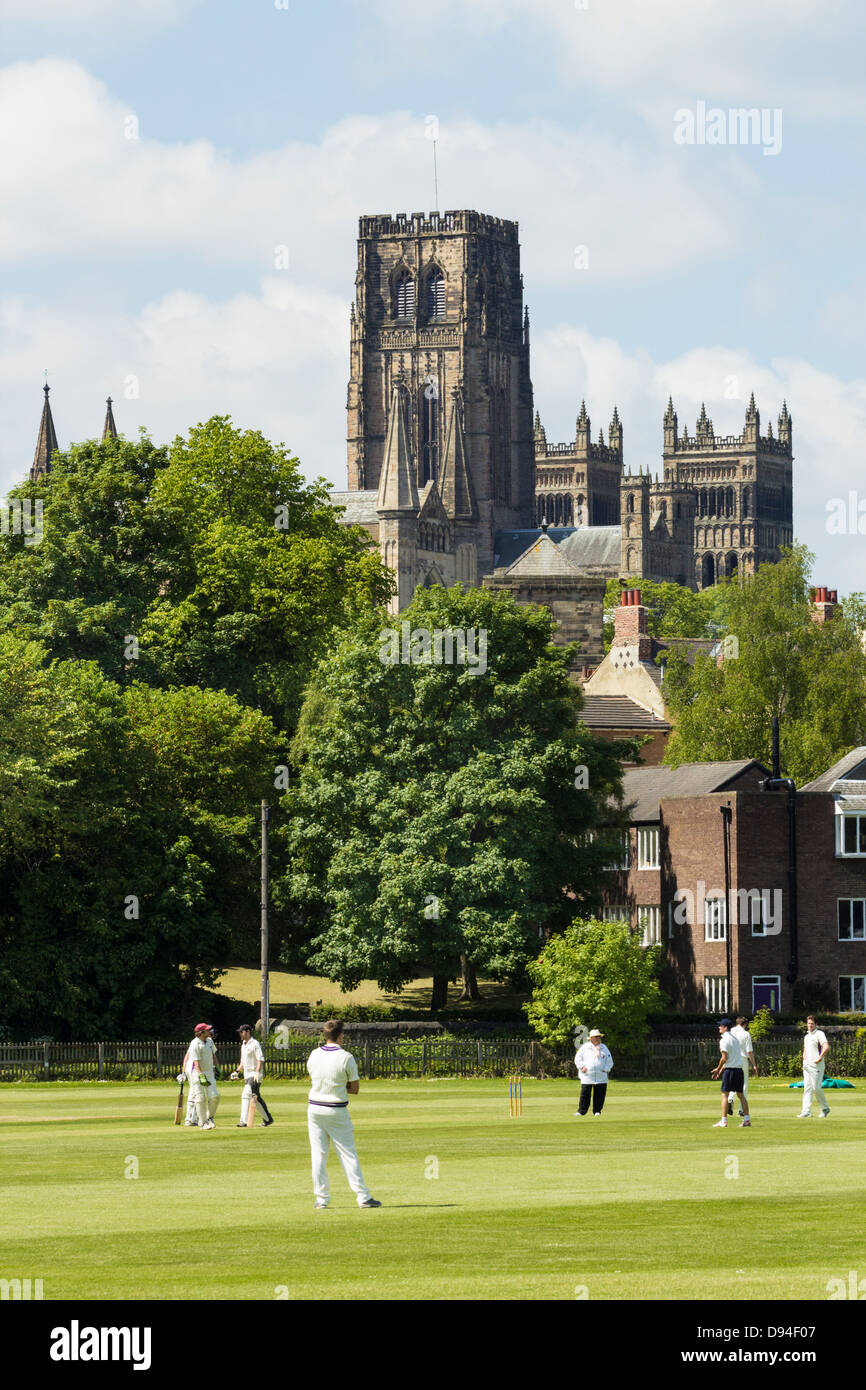 Cricket-Match auf der Pferderennbahn in Durham mit Durham Kathedrale im Hintergrund. Durham, England, Vereinigtes Königreich Stockfoto