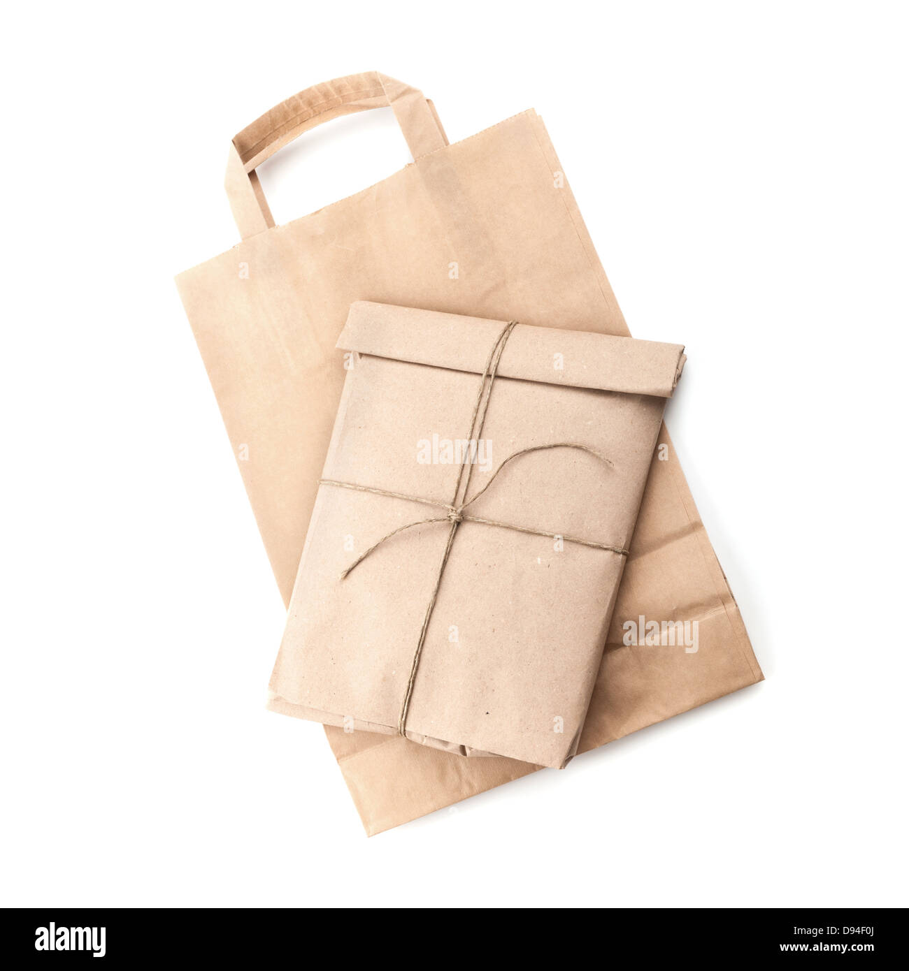 Papiertüte und Umschlag mit Seil isoliert auf weißem Hintergrund Stockfoto