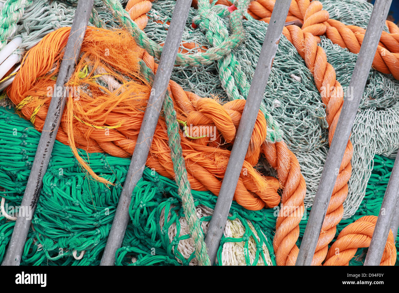 Haufen von Angeln net und Marine Seile Stockfoto