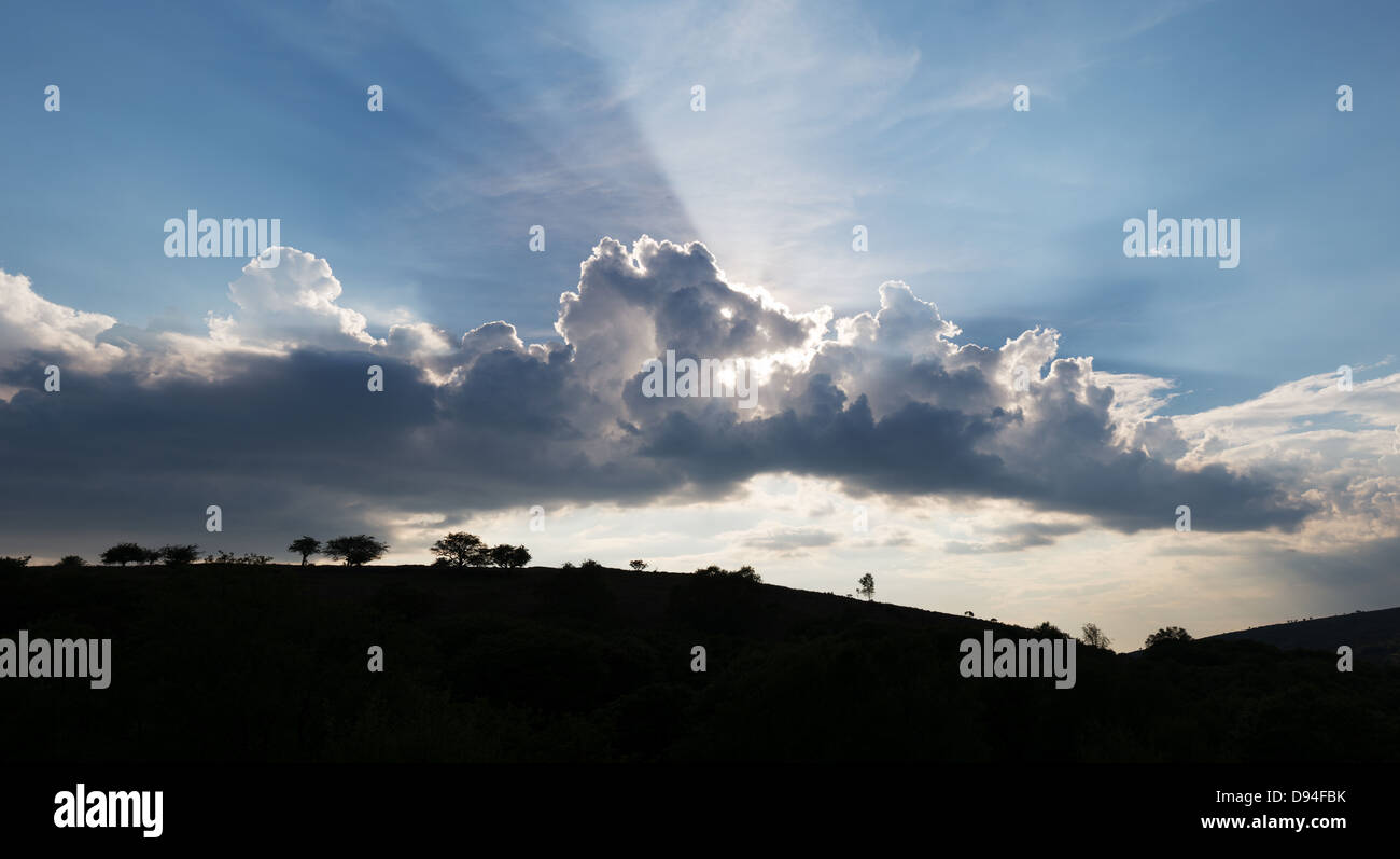 Bewölktem Himmel und Sonnenstrahlen über Dartmoor Nationalpark. Devon, England. Silhouette Stockfoto
