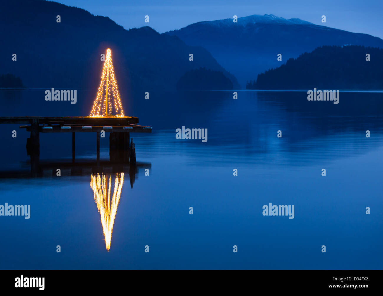 Beleuchtete Weihnachtsbaum auf hölzerne pier Stockfoto