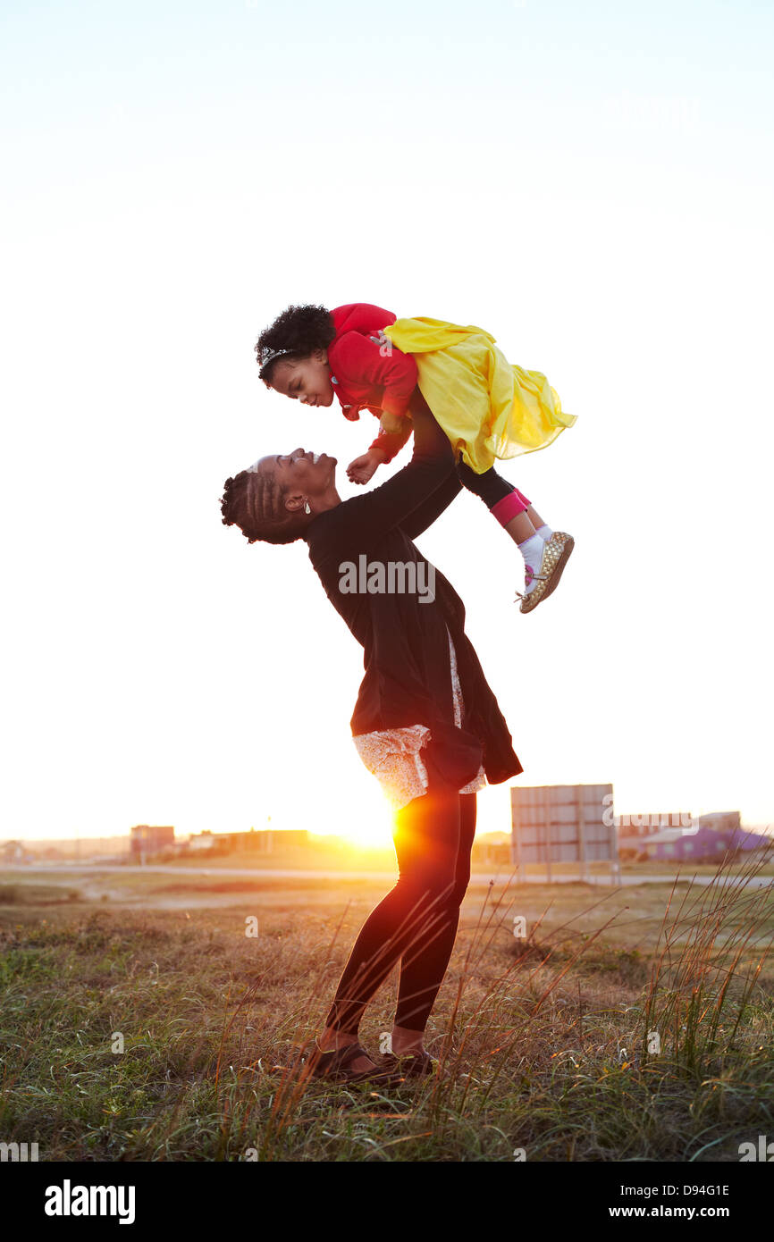 Mutter mit Tochter am Strand spielen Stockfoto