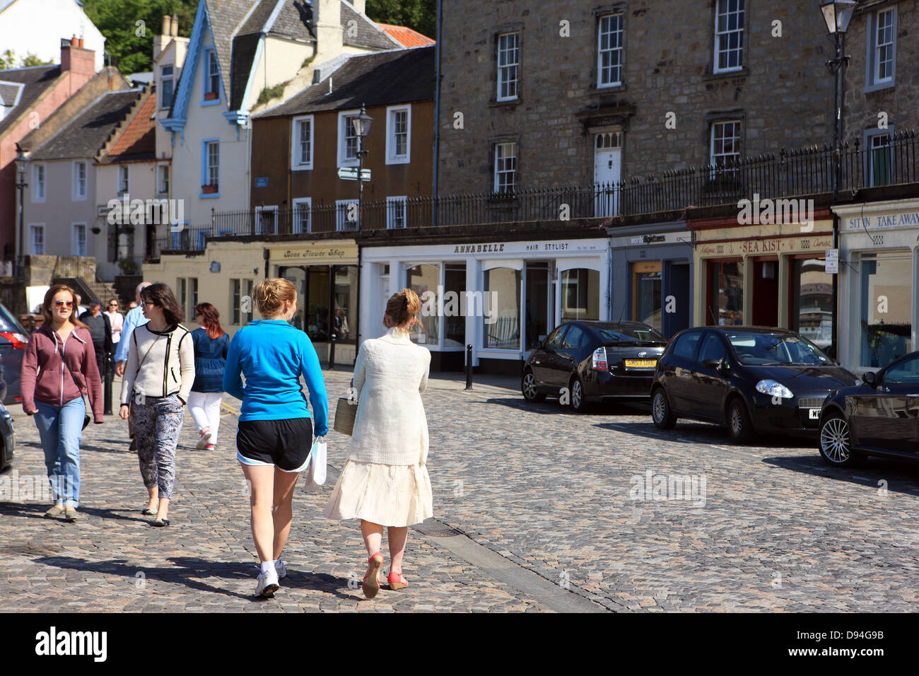 Menschen, die ein Spaziergang durch die gepflasterten Straßen von South Queensferry, einer Küstenstadt im Stadtteil City of Edinburgh in Schottland Stockfoto