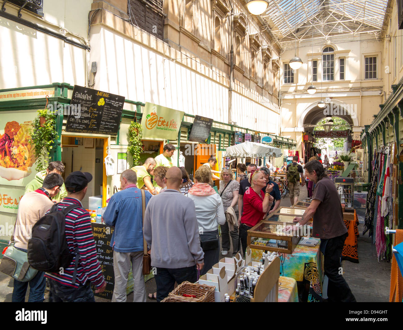 Bristol, Avon, UK: Imbissbuden und Cafés in St. Nikolaus-Markt in der Altstadt Bezirk von Bristol Stockfoto