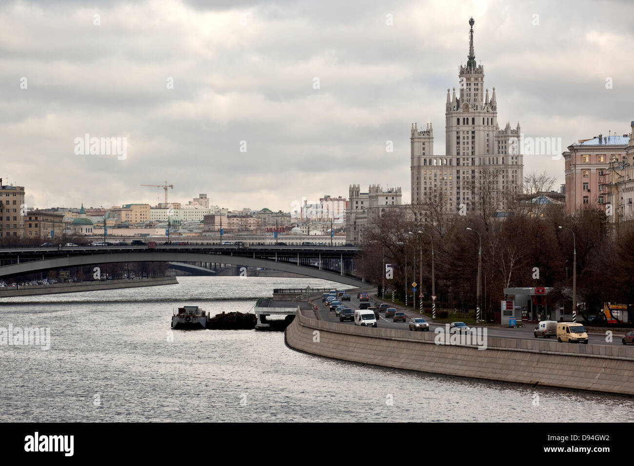 Blick über den Fluss Moskwa mit Kotelnicheskaya Damm bauen, Moskau, Russland Stockfoto