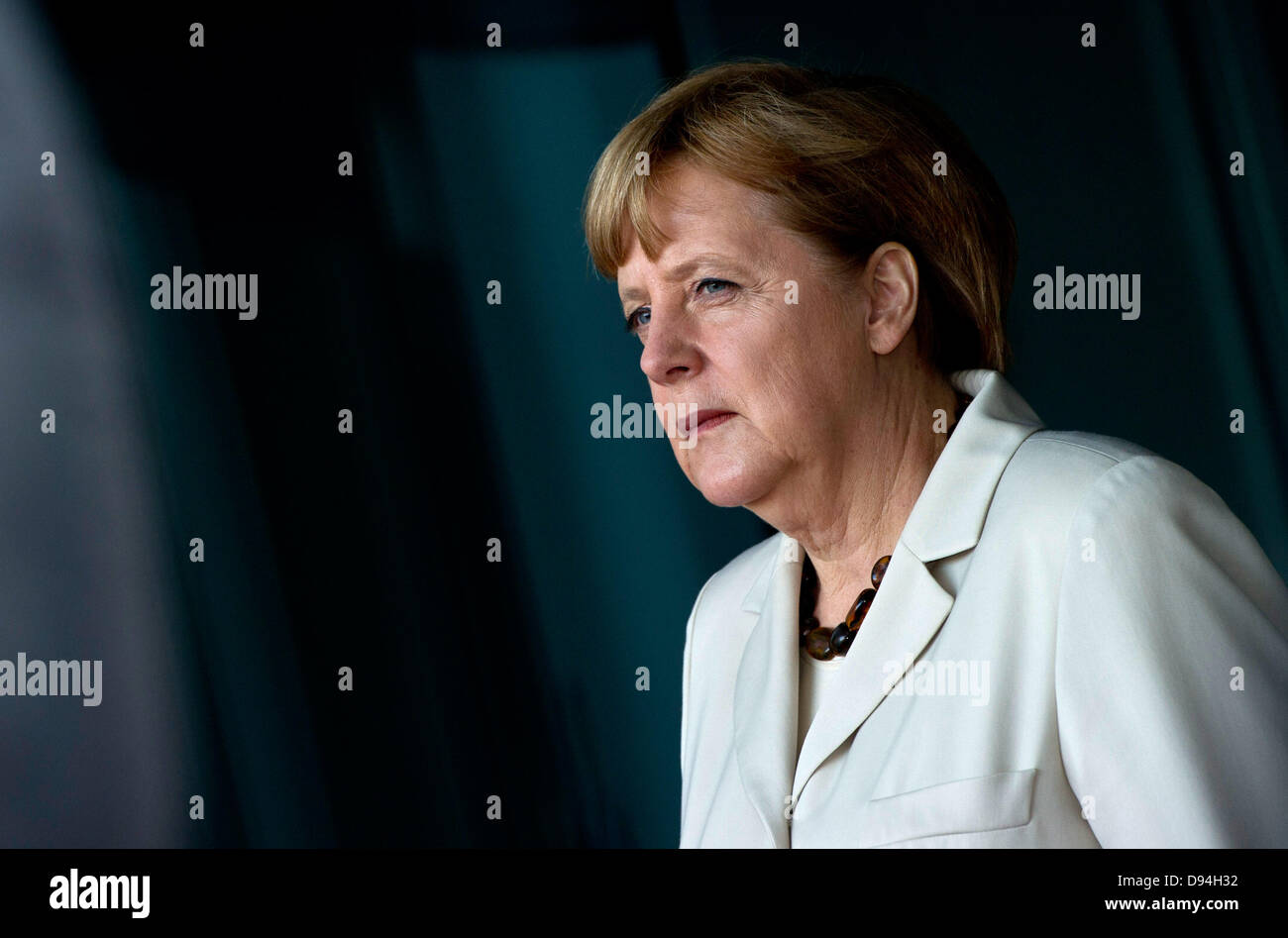 Bundeskanzlerin Angela Merkel erwartet die Ankunft des Rumäniens Präsident Victor Ponta das Kanzleramt in Berlin, Deutschland, 10. Juni 2013. Foto: Ole Spata Stockfoto