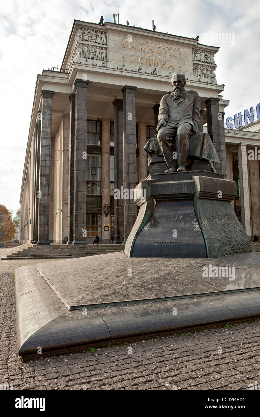 russische Zustand-Bibliothek und Dostojewski Denkmal, Moskau, Russland Stockfoto