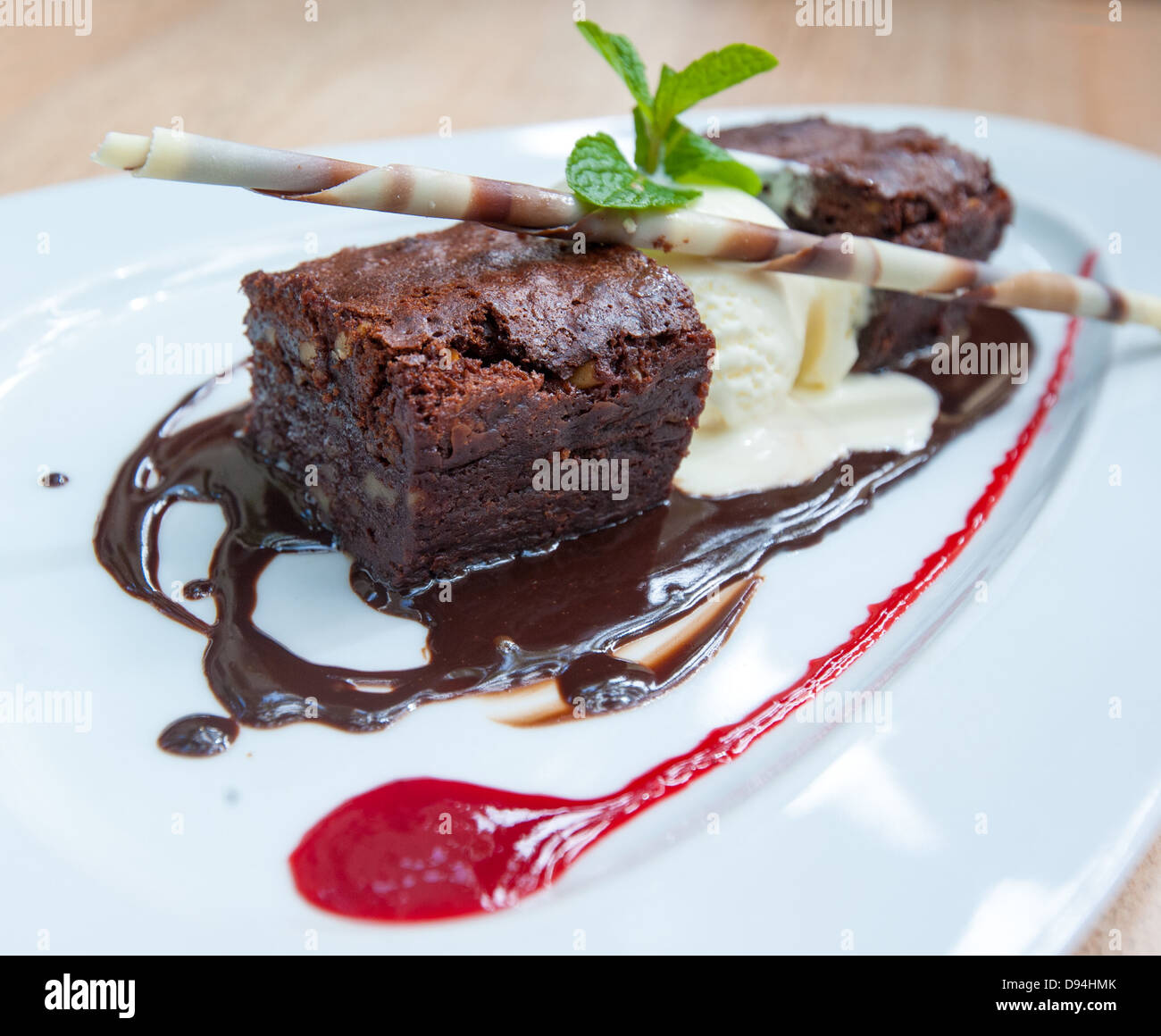 ausgefallenen Dessert, Schokoladen-Brownie und Eis Stockfoto