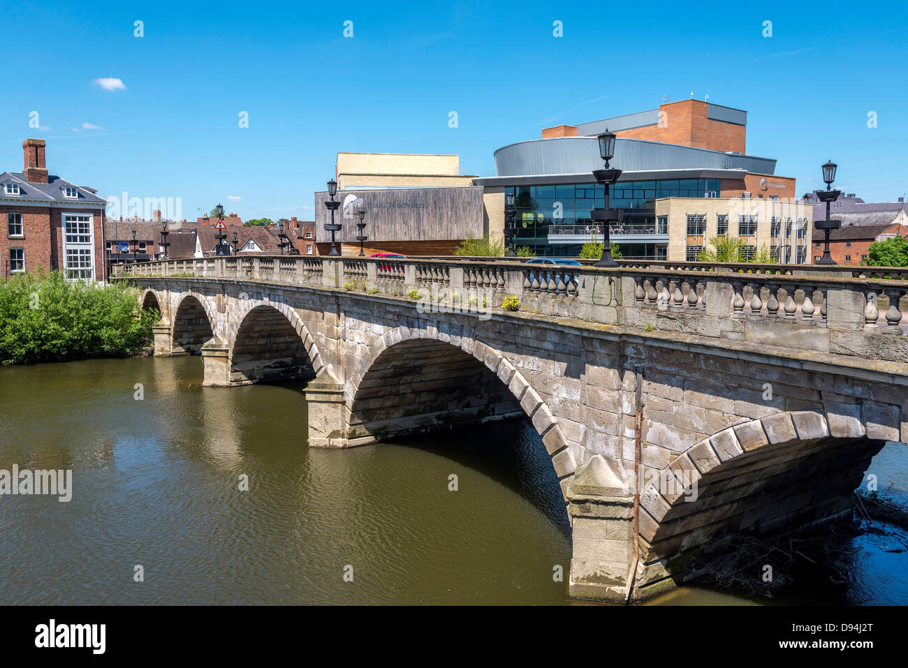 Die Waliser Brücke über den Fluss Severn an Shrewsbury mit der "Theatresevern" hinter. Stockfoto