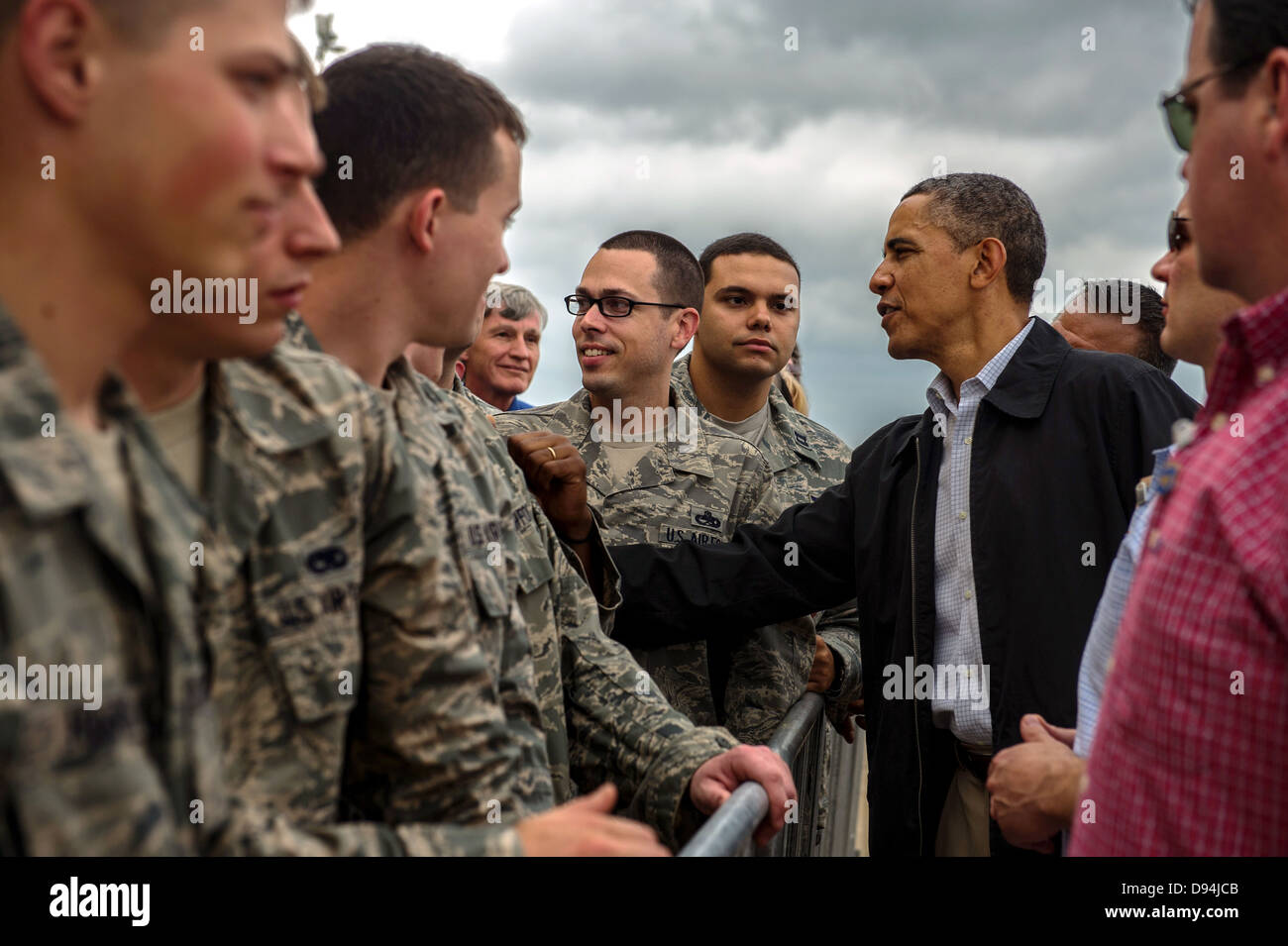 US-Präsident Barack Obama grüßt Flieger und Familienmitglieder 26. Mai 2013 auf Tinker Air Force Base, OK. Der Präsident besucht Bereiche durch ein EF5 Tornado beschädigt. Stockfoto