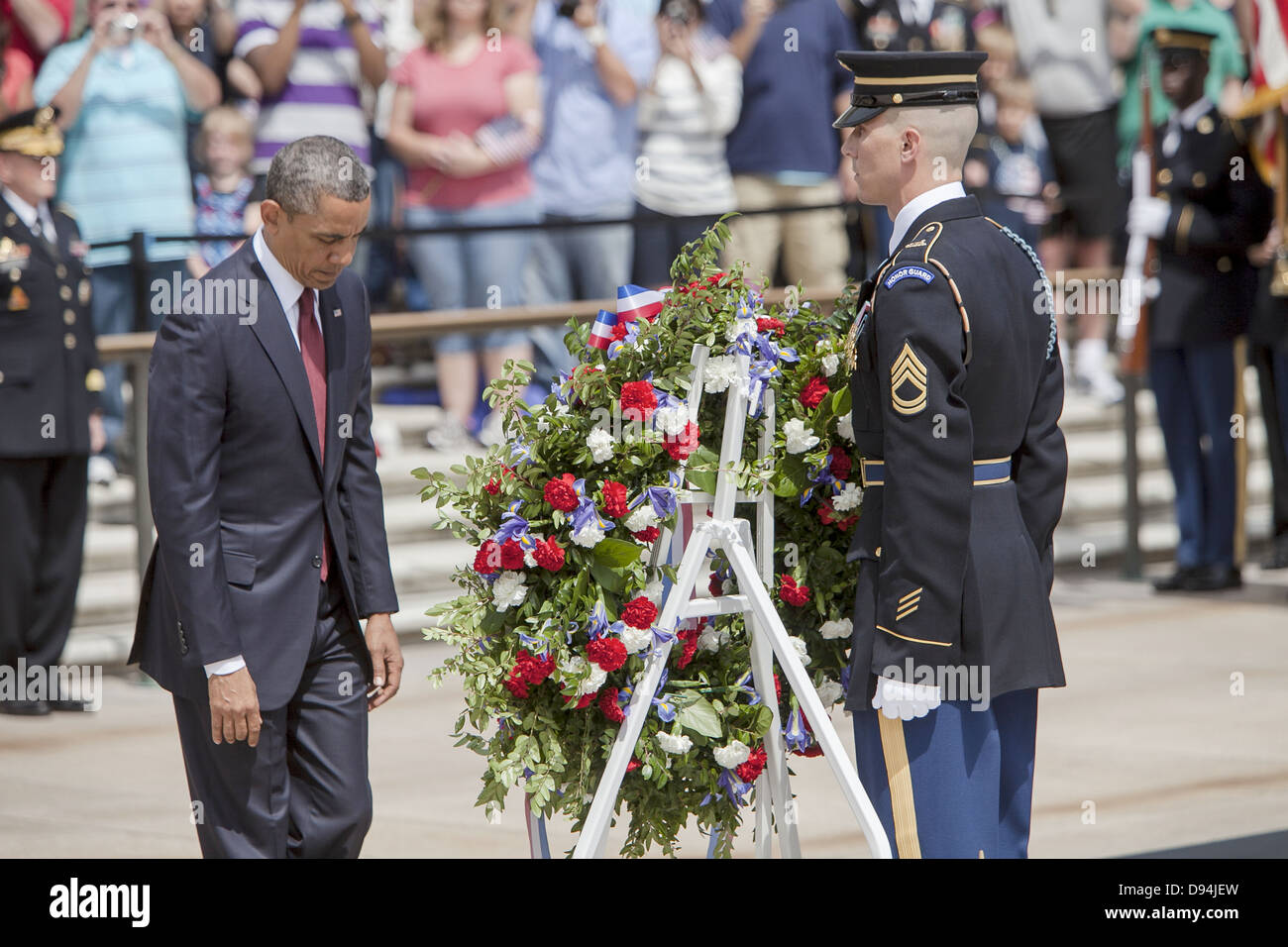 US-Präsident Barack Obama während der Volkstrauertag Kranzniederlegung Zeremonie am Grab des unbekannten Soldaten 27. Mai 2013 am Nationalfriedhof Arlington, VA. Stockfoto