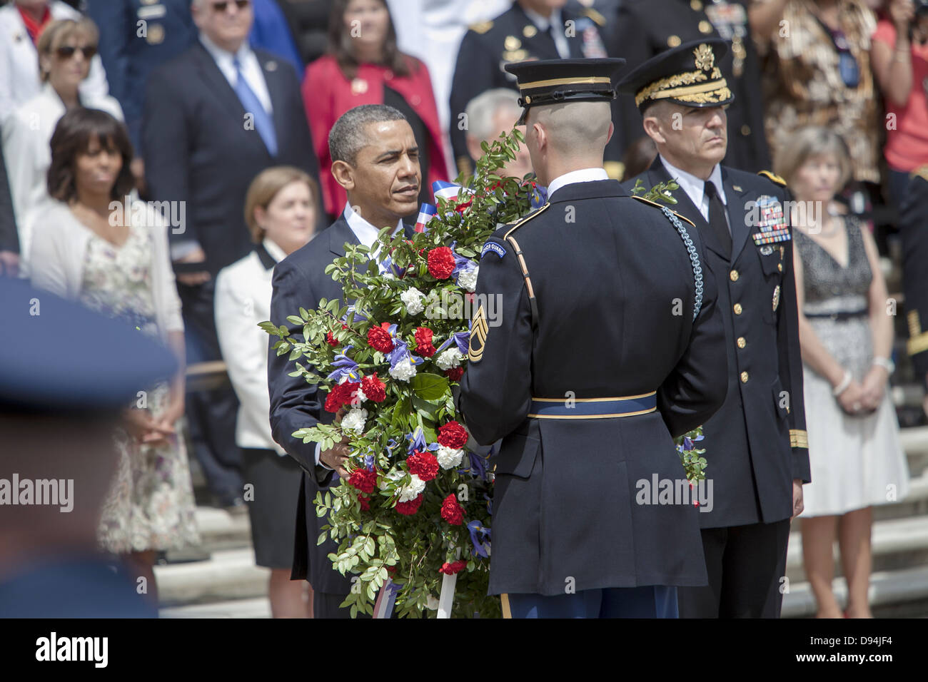 US-Präsident Barack Obama während der Volkstrauertag Kranzniederlegung Zeremonie am Grab des unbekannten Soldaten 27. Mai 2013 am Nationalfriedhof Arlington, VA. Stockfoto