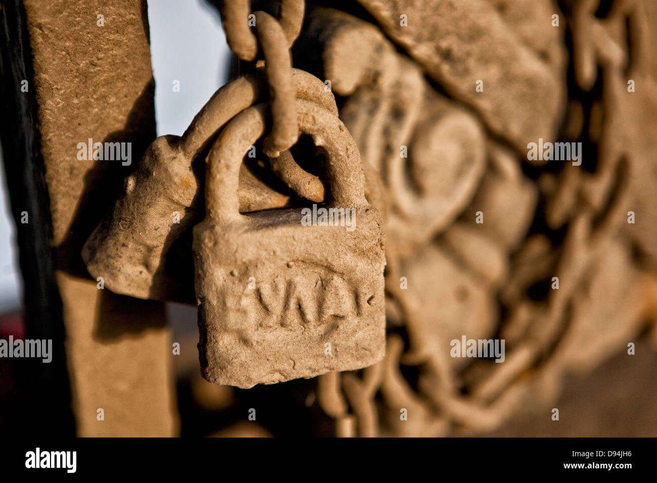 alte Schlösser auf Geländer der Brücke, Moskau, Russland Stockfoto