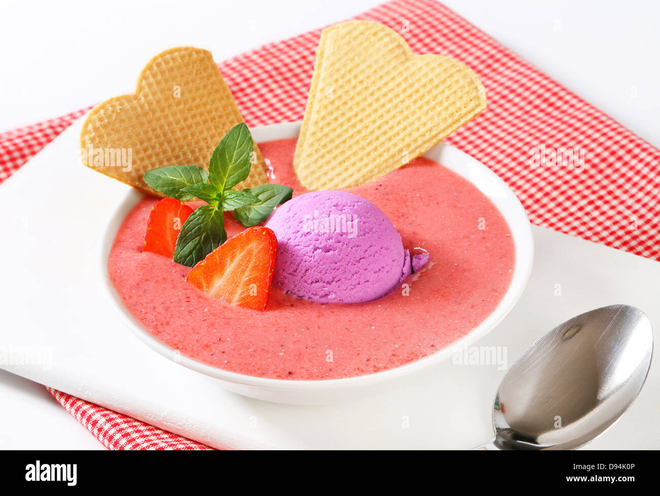 Gekühltes Erdbeer-Suppe mit Kugel Eis und Waffeln Stockfoto