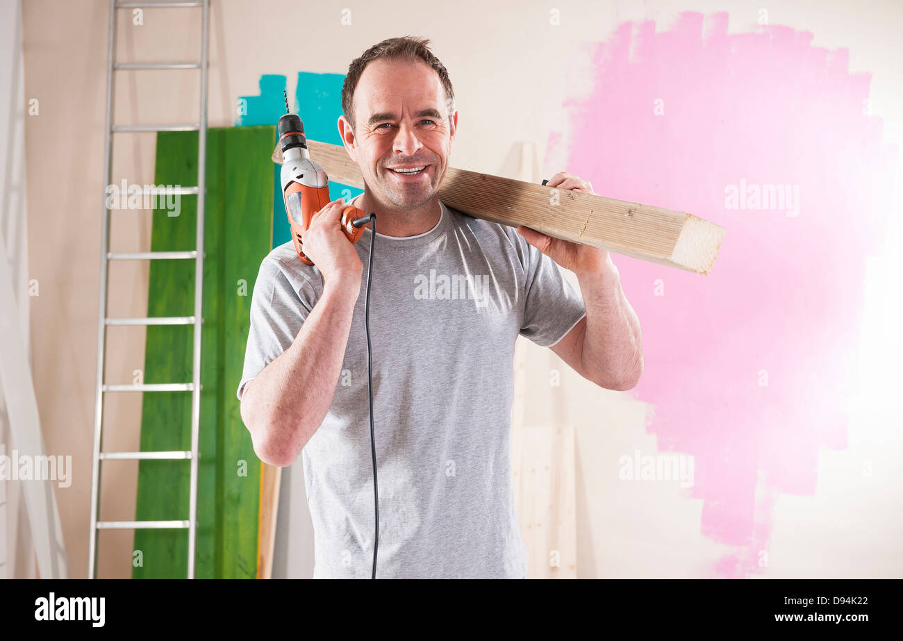 Porträt der Reife Mann Renovierung seiner Wohnung Stockfoto