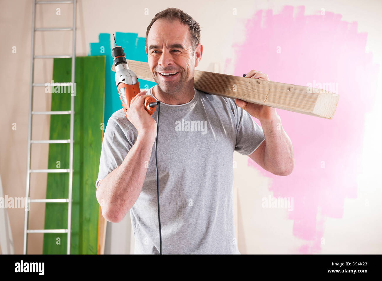 Reifer Mann Renovierung seiner Wohnung Stockfoto