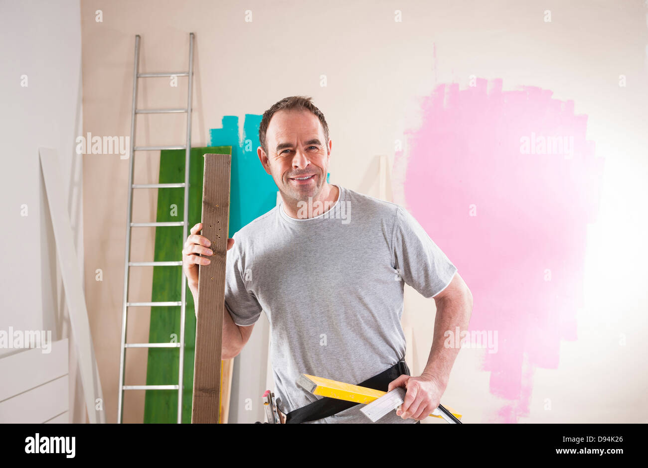 Reifer Mann Renovierung seiner Wohnung Stockfoto