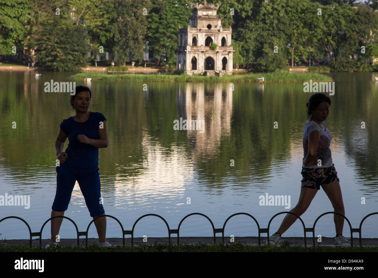 Hoan-Kiem-See oder "See des zurückgegebenen Schwertes" ist ein See in Hanoi. Der See dient als zentrale Anlaufstelle für Hanoi öffentlichen Leben. Stockfoto