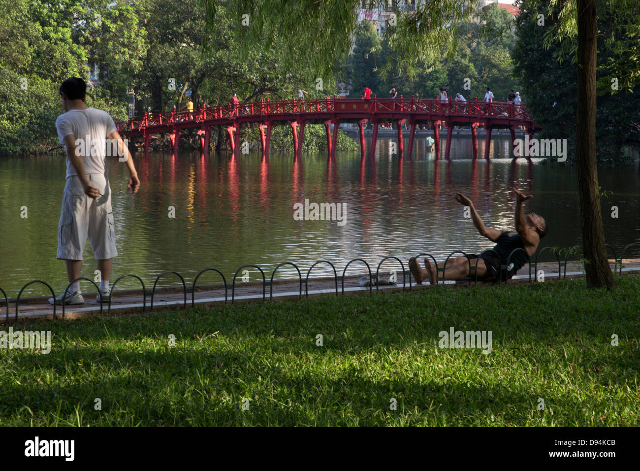 Hoan-Kiem-See oder "See des zurückgegebenen Schwertes" ist ein See in Hanoi. Der See dient als zentrale Anlaufstelle für Hanoi öffentlichen Leben. Stockfoto