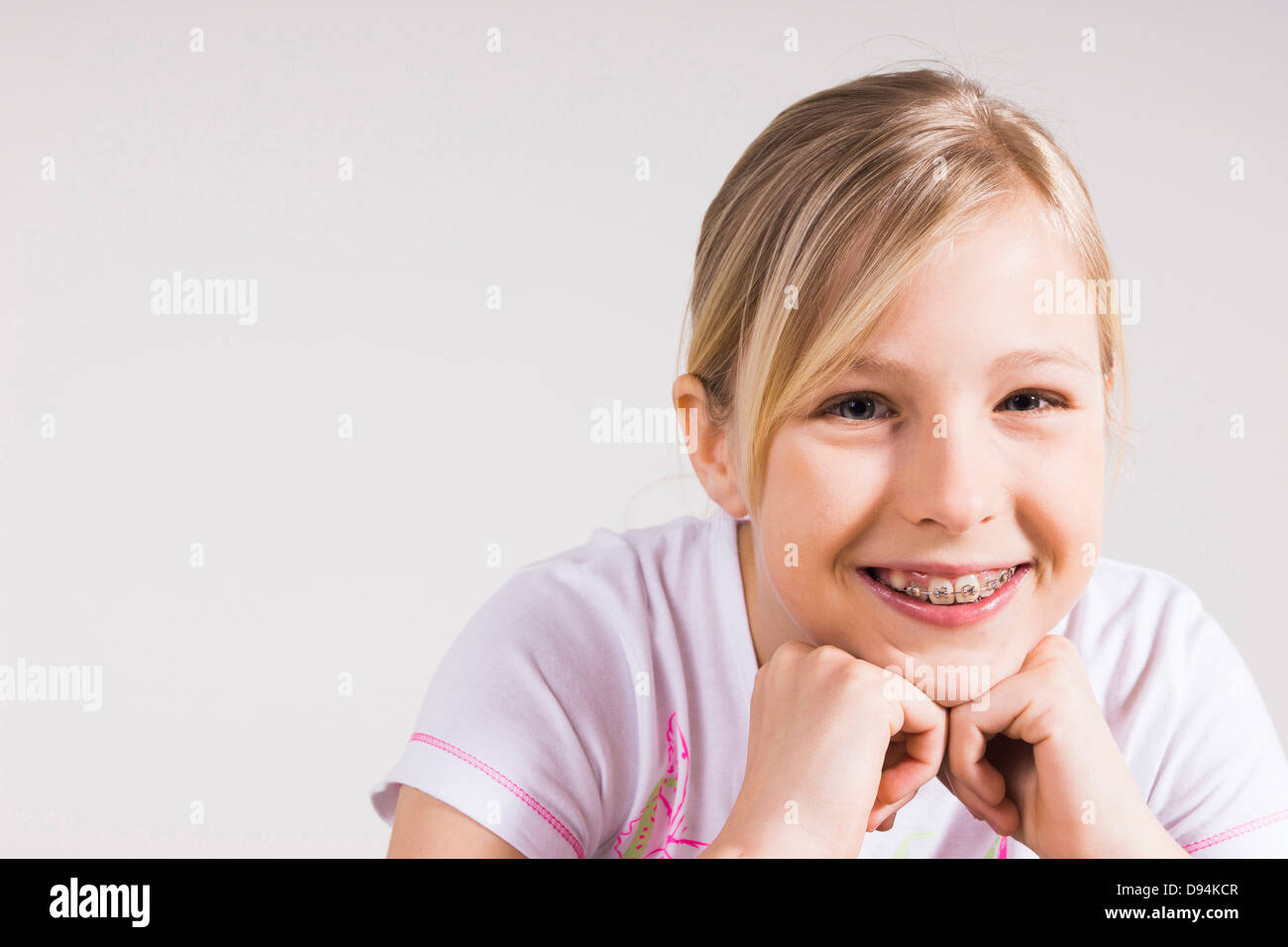 Porträt eines Mädchens mit geschweiften Klammern im Studio Stockfoto