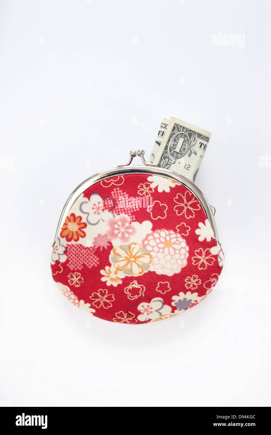 Close-up of Floral gemusterte Geldbörse mit amerikanischen Dollarschein herausragen, Studio Shot auf weißem Hintergrund Stockfoto
