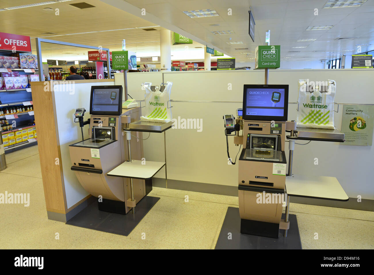 Check-Out Selbstbedienungsterminals in Waitrose-Supermarkt, Greyhound Lane, Thame, Oxfordshire, England, Vereinigtes Königreich Stockfoto