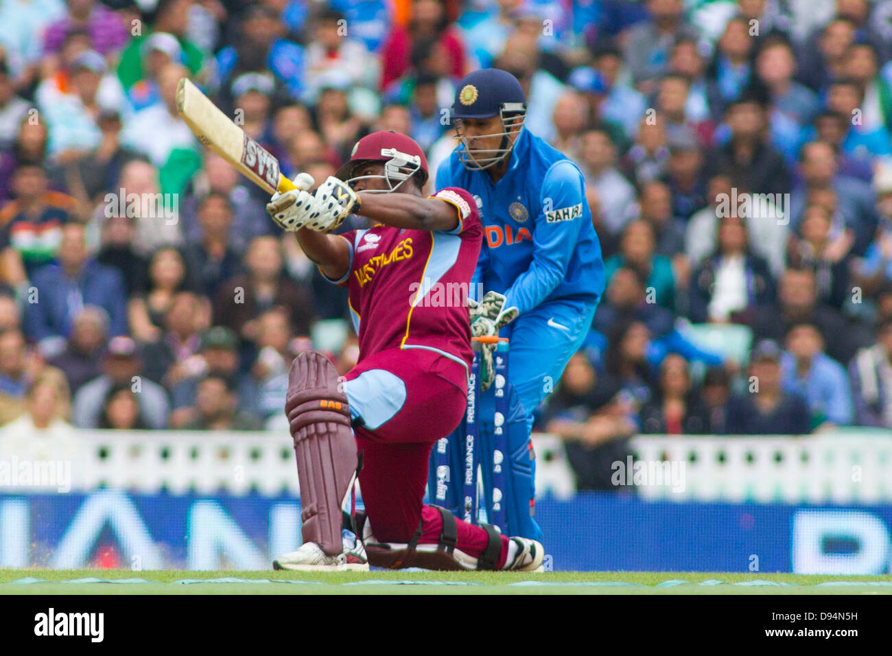 London, UK. 11. Juni 2013. Charles Johnson und Mahendra Singh Dhoni während der ICC Champions Trophy internationalen Cricket match zwischen Indien und Westindien an The Oval Cricket Ground am 11. Juni 2013 in London, England. (Foto von Mitchell Gunn/ESPA/Alamy Live-Nachrichten) Stockfoto