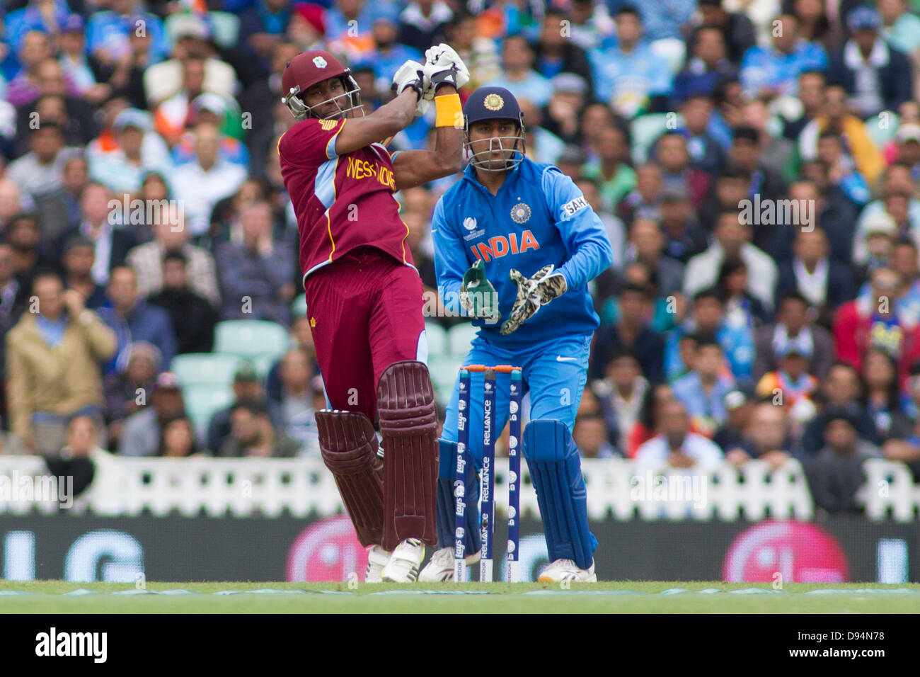 London, UK. 11. Juni 2013. West Indies Dwayne Bravo und Indiens Mahendra Singh Dhoni während der ICC Champions Trophy internationalen Cricket match zwischen Indien und Westindien an The Oval Cricket Ground am 11. Juni 2013 in London, England. (Foto von Mitchell Gunn/ESPA/Alamy Live-Nachrichten) Stockfoto