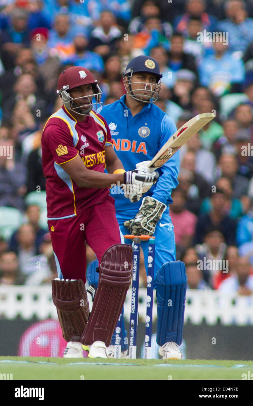 London, UK. 11. Juni 2013. West Indies Dwayne Bravo und Indiens Mahendra Singh Dhoni während der ICC Champions Trophy internationalen Cricket match zwischen Indien und Westindien an The Oval Cricket Ground am 11. Juni 2013 in London, England. (Foto von Mitchell Gunn/ESPA/Alamy Live-Nachrichten) Stockfoto