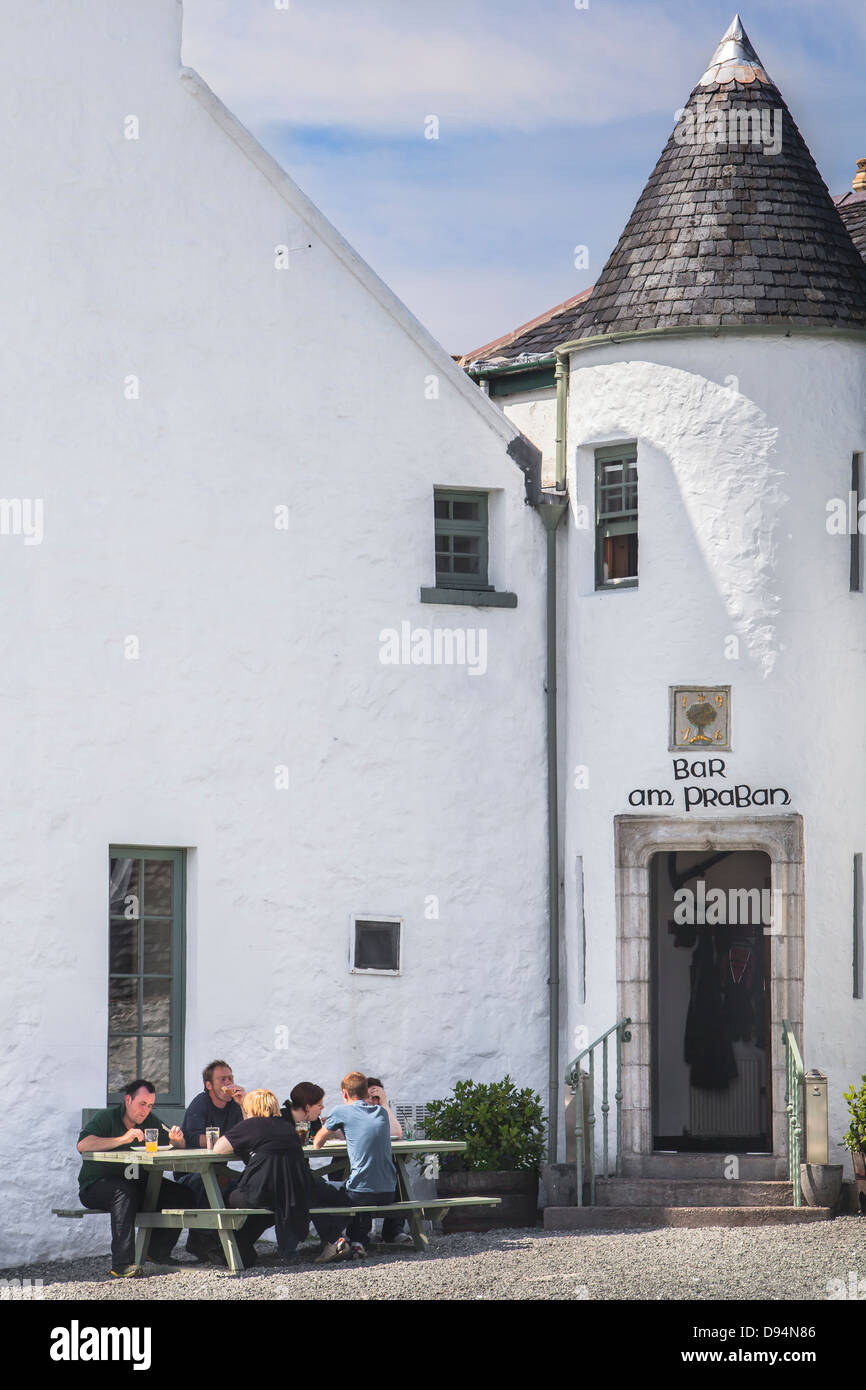 Familie genießen Mittagessen an der Bar bin Praban, Isle of Ornsay, Skye Stockfoto