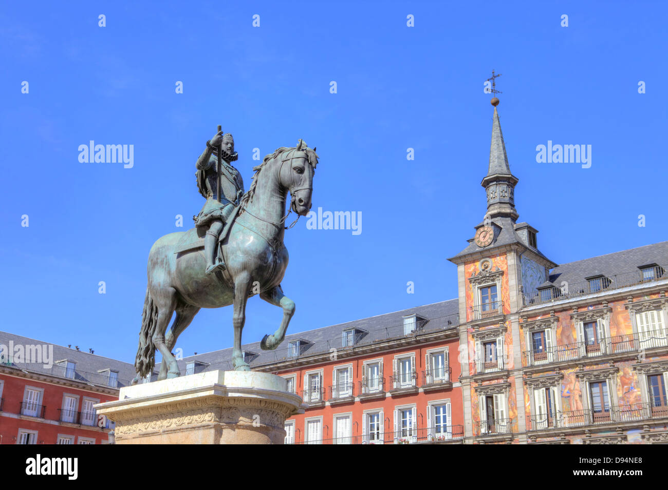 Reiterstandbild von Philipp III in Playa Mayor in Madrid mit reich verzierten Casa De La Panaderia im Hintergrund. Stockfoto