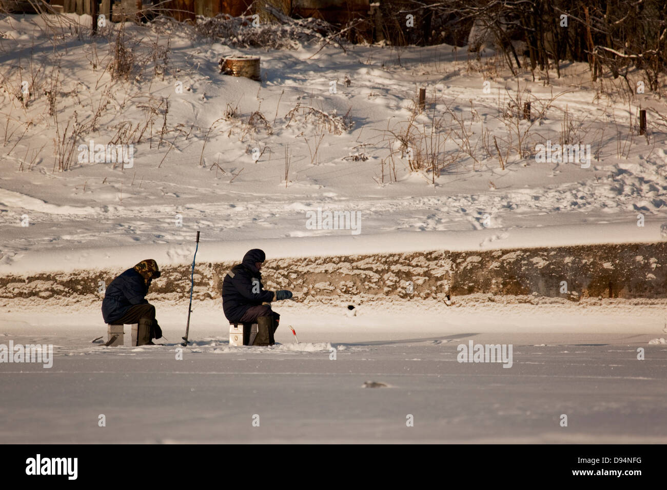 Eis-Fisher am zugefrorenen Moskwa, Moskau, Russland Stockfoto