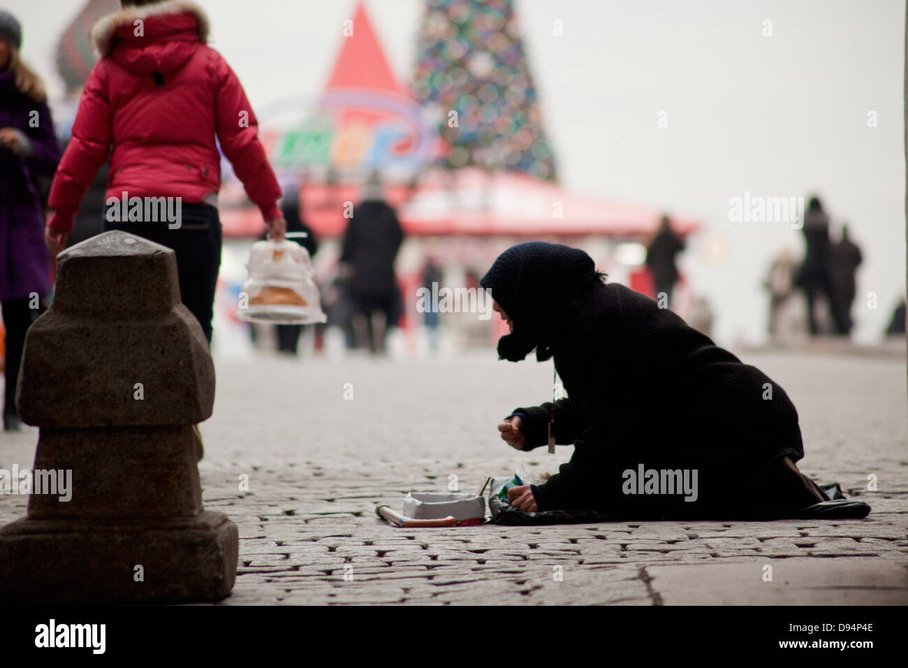 Frau betteln am Roten Platz in Moskau, Russland Stockfoto