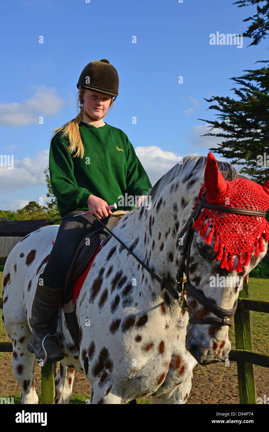 Teenager-Mädchen mit Appaloosa Pferd, Stanwell Moor, Surrey, England, Vereinigtes Königreich Stockfoto