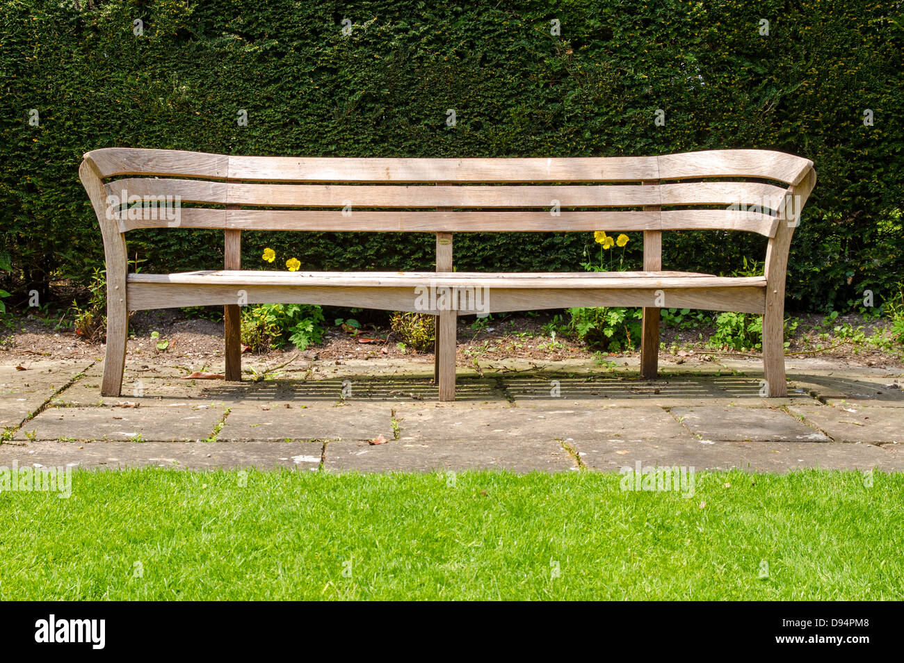 Leere Holzbank im englischen Garten Stockfoto