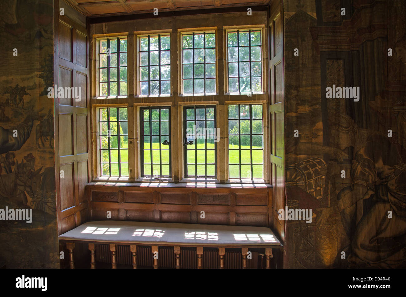 Blick durch steinerne Mittelsäule Fenster, England Stockfoto