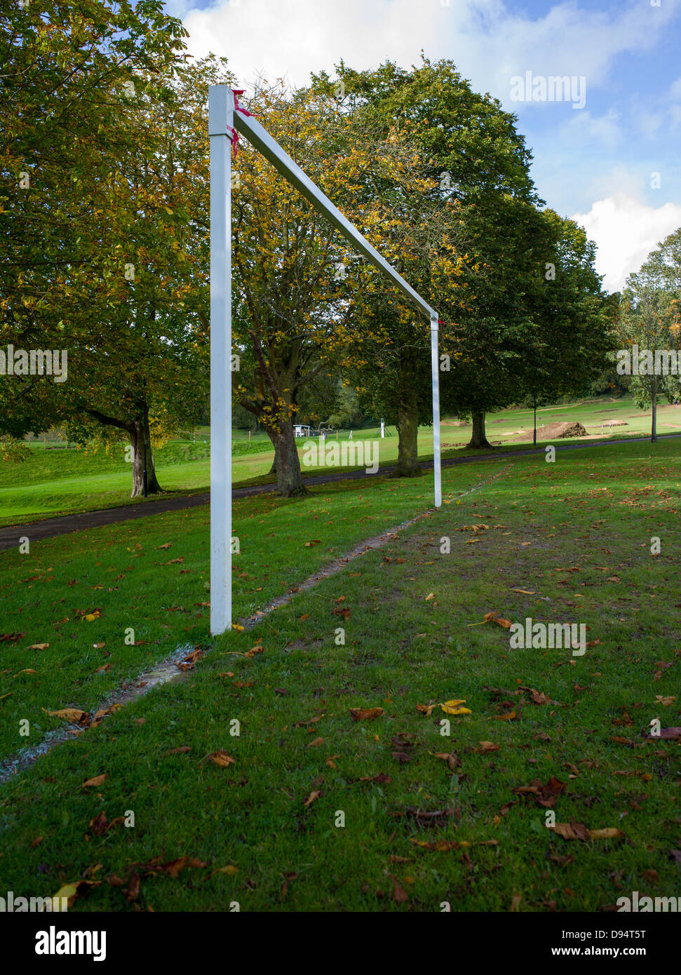 eine leere Torpfosten ein Sportzentrum Park im Herbst Stockfoto