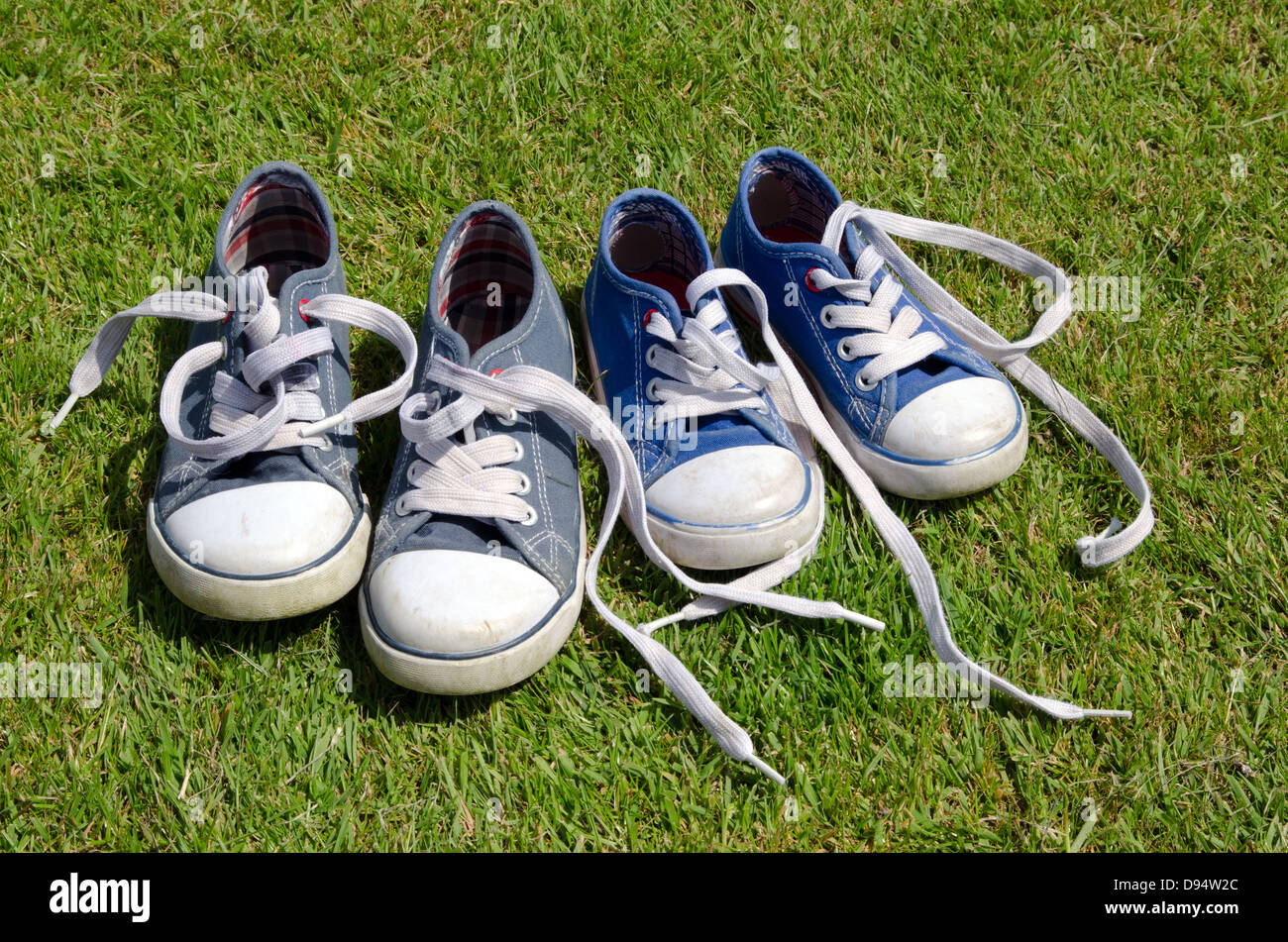 Zwei Paare von alten Turnschuhe auf Rasen Hintergrund Stockfoto