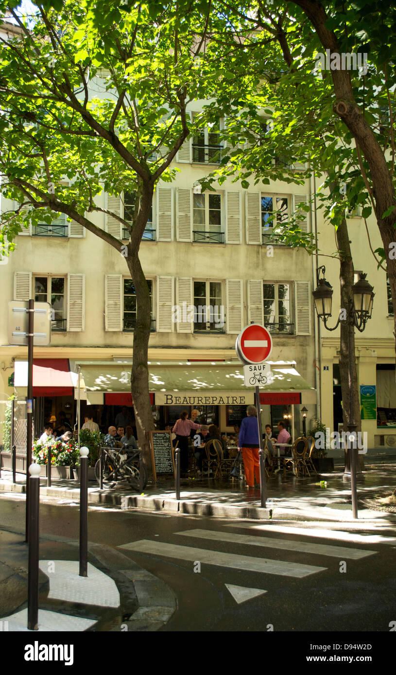 Café am Scheideweg in Paris, Frankreich Stockfoto