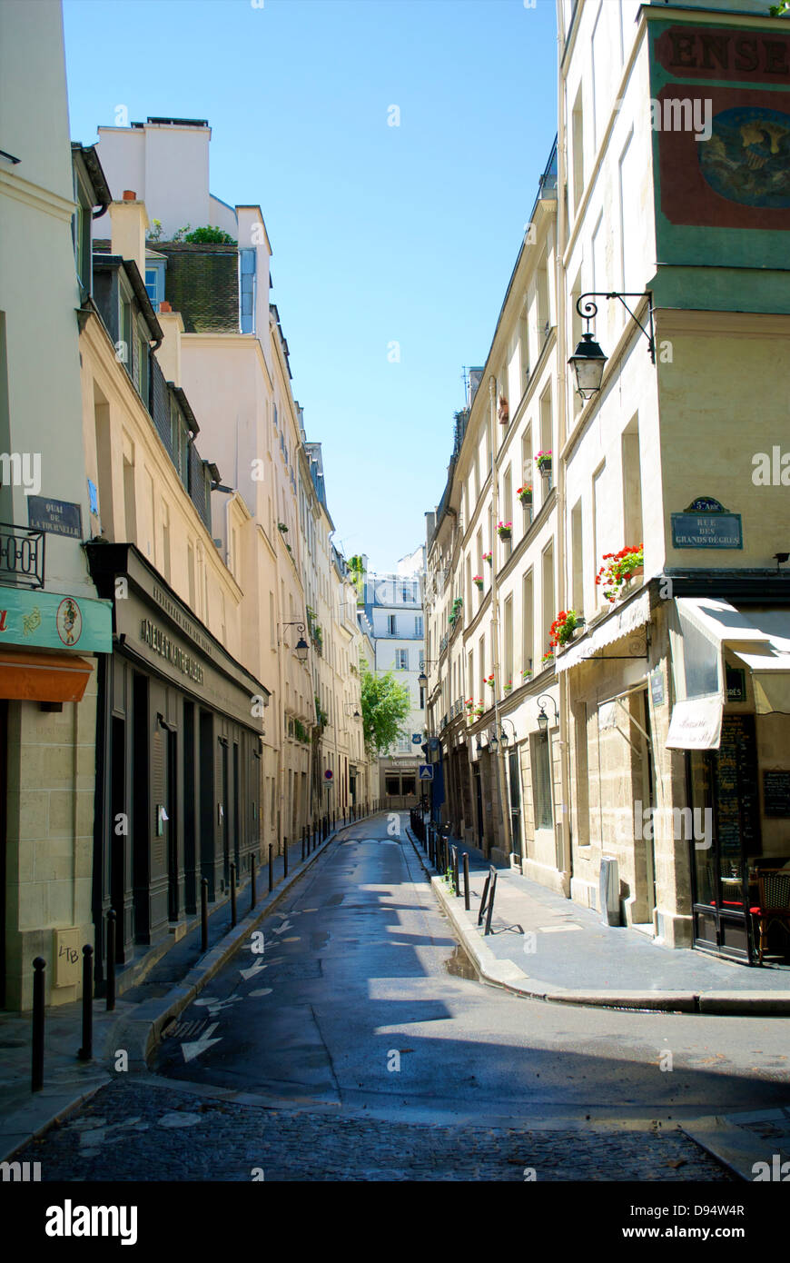 Leere Straße - Cafés und Geschäfte auf der Rue Des Grands-Degres, Paris, Frankreich Stockfoto
