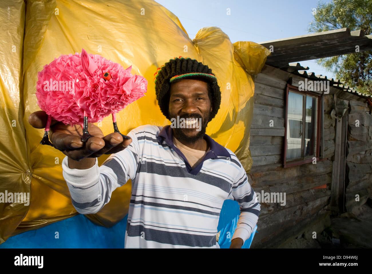 Henry Naki mit seiner recycelten Kunststoff rosa Schwein - geboren in Queenstown, Eastern Cape Stockfoto