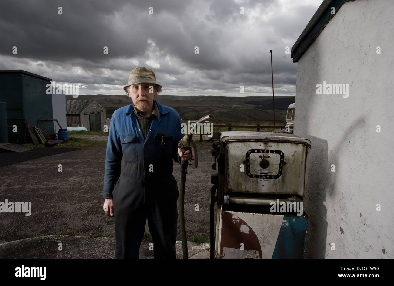 Motor-Ingenieur bei Blackshaw Head in der Nähe von Hebden Bridge, West Yorkshire, Großbritannien an der Zapfsäule Stockfoto