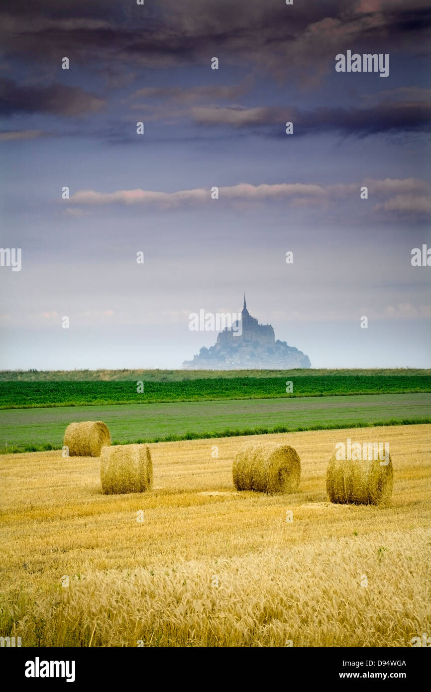 St Michael´s Mount und Farm Land mit Weizen Ballen, Manche Abteilung, Basse-Normandie Region, Frankreich, Europa Stockfoto