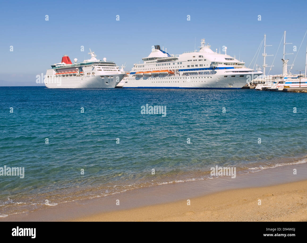 Zwei Kreuzer im Mittelmeer Hafen festgemacht. Dieser Hafen befindet sich in Rhodos, Griechenland. Stockfoto