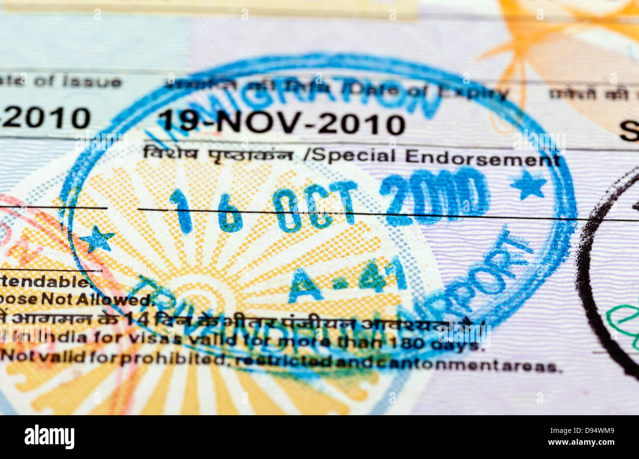 Indische Visa-Stempel auf der Pass-Seite Stockfoto