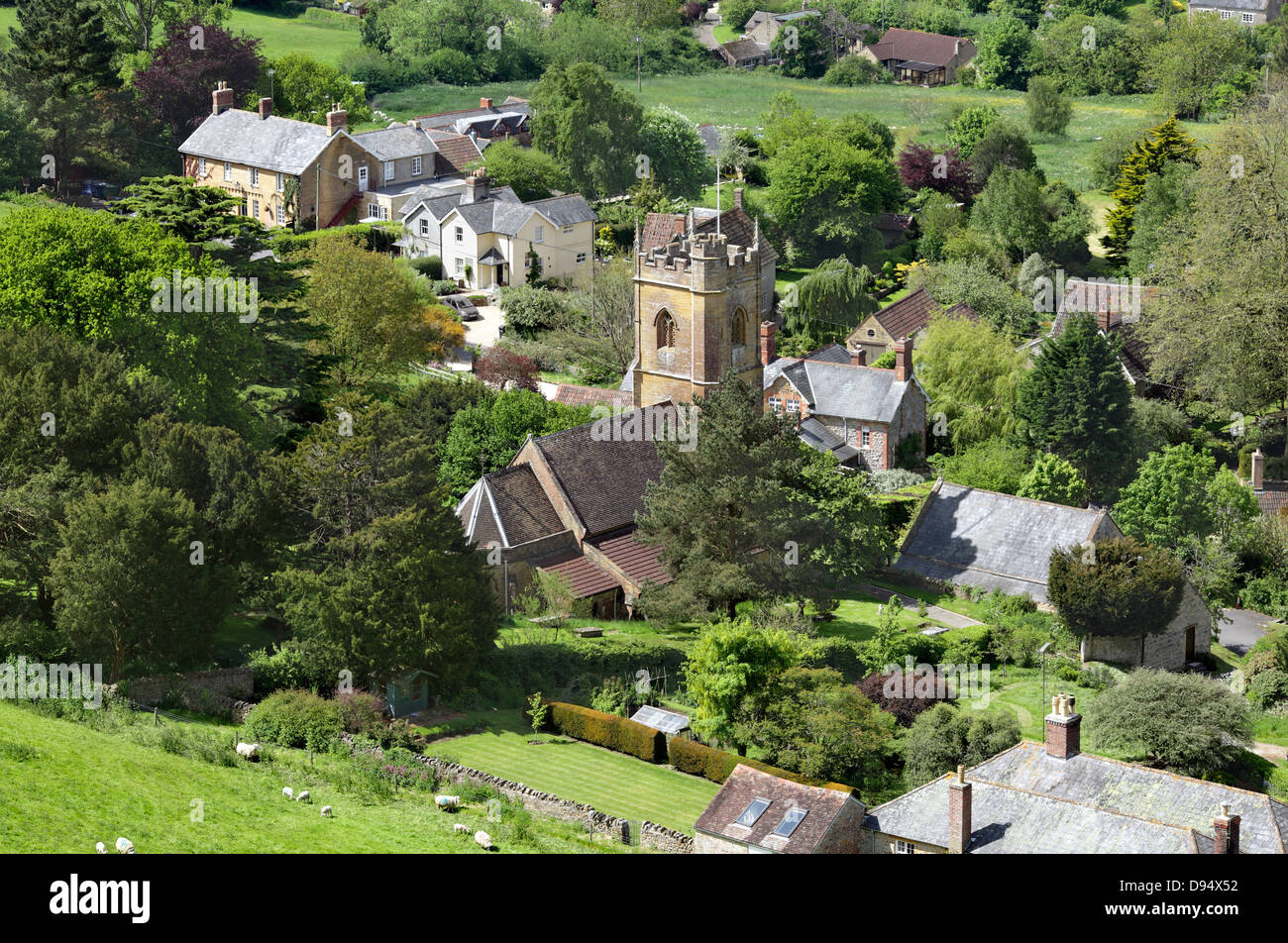 Blick hinunter auf das Dorf Corton Denham, Somerset und St Andrew Church von Corton-Hügel in der Nähe. Stockfoto