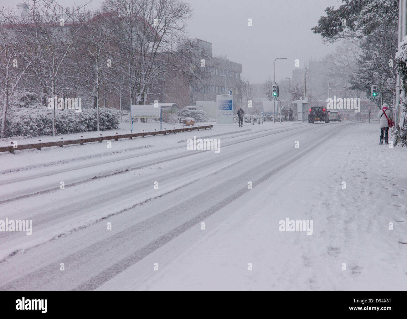 Southampton Genral Krankenhaus Zufahrtsstraße mit Schnee bedeckt Stockfoto