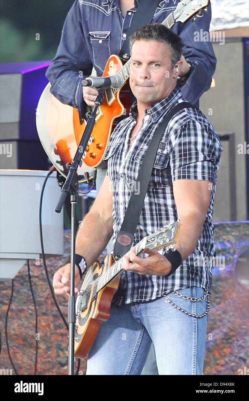 7. Juni 2013: Troy Gentry von Montgomery Gentry singt für das Publikum. Donner auf dem Berg bei Mulberry Berg in Ozark, AR. Richey Miller/CSM Stockfoto