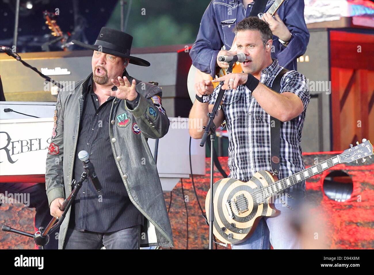 7. Juni 2013: Country-Musik-Duo Montgomery und Gentry, bestehend aus Troja Gentry und Eddie Montgomery unterhalten die Fans in die Nacht hinein. Donner auf dem Berg bei Mulberry Berg in Ozark, AR. Richey Miller/CSM Stockfoto